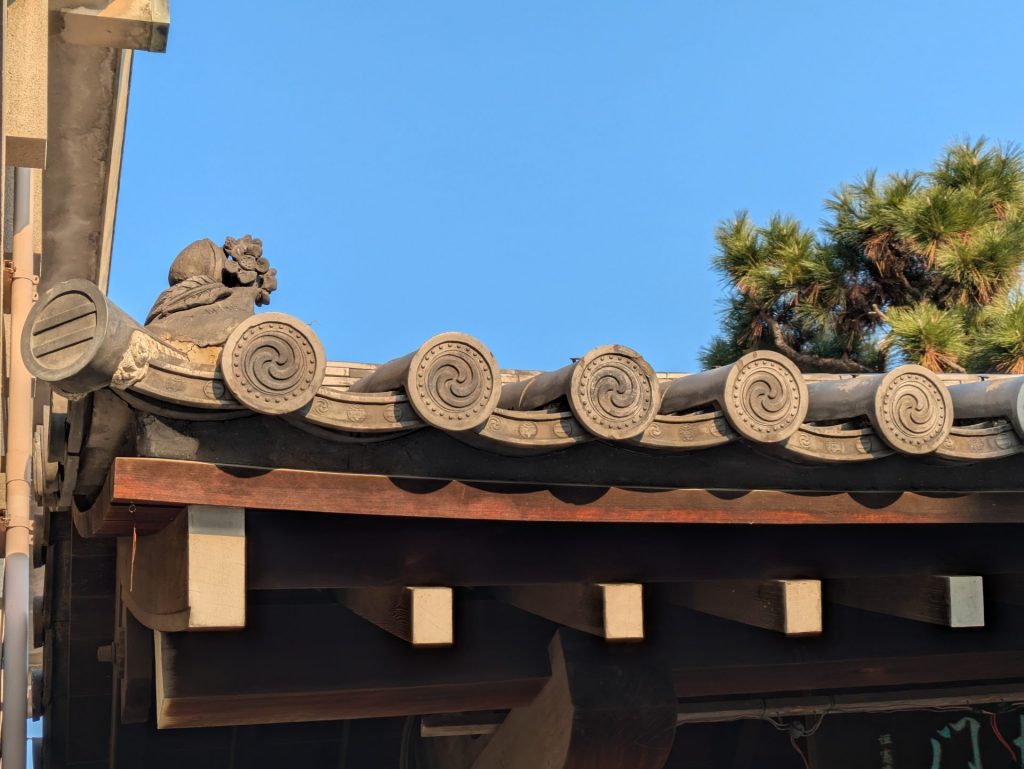 【播磨国総社にある留蓋瓦の桃　様々な所にあるので探すのも楽しめそう】