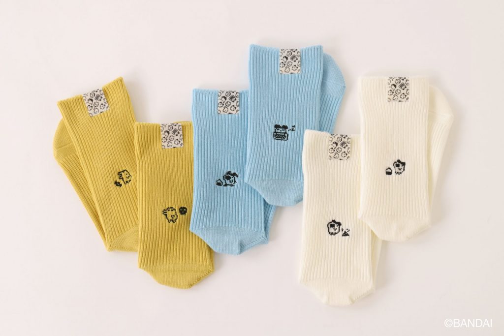 「バックタグたまごっち刺繍ソックス」（オフホワイト×まめっち／ダルクリーム×くちぱっち／サックス×みみっち　1980円）