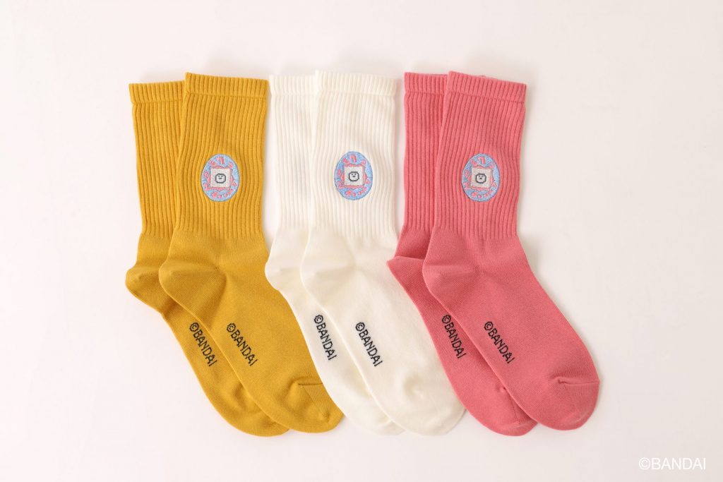 「アメリブたまごっち刺繍クルーソックス」（オフホワイト ／ローズピンク ／クロムイエロー　1760円）