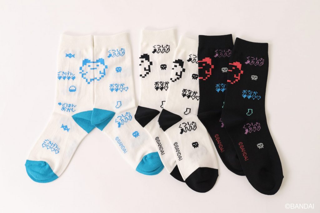 「ビッグドット総柄クルーソックス」（オフホワイト×ブラック ／オフホワイト×ブルー ／ブラック×カラフル　1650円）