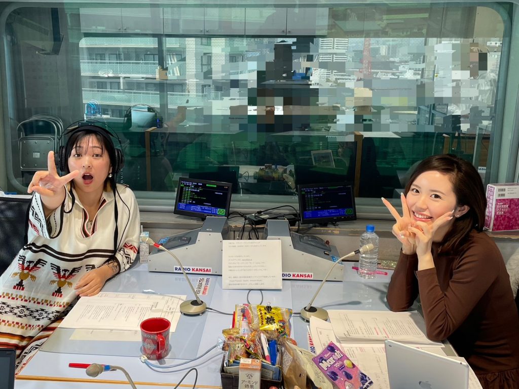 シンガーソングライターの近藤夏子（写真左）とネオ昭和アーティストの阪田マリン