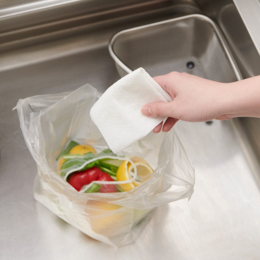 お掃除後のシートを一緒に入れて捨てるだけで、生ゴミの匂いを抑えてくれる（画像提供：大王製紙株式会社）