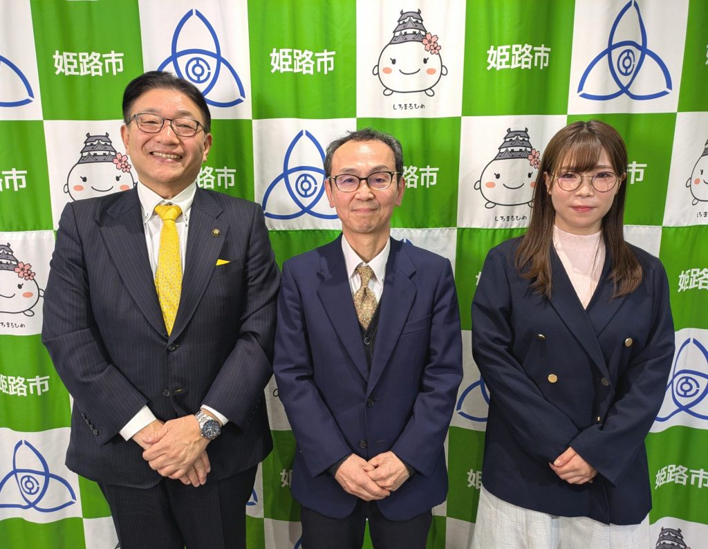 【写真中央：姫路市商店街連合会 会長 濵本卓弥さん　左：パーソナリティの清元秀泰姫路市長　右：ナビゲーターの洲崎春花】