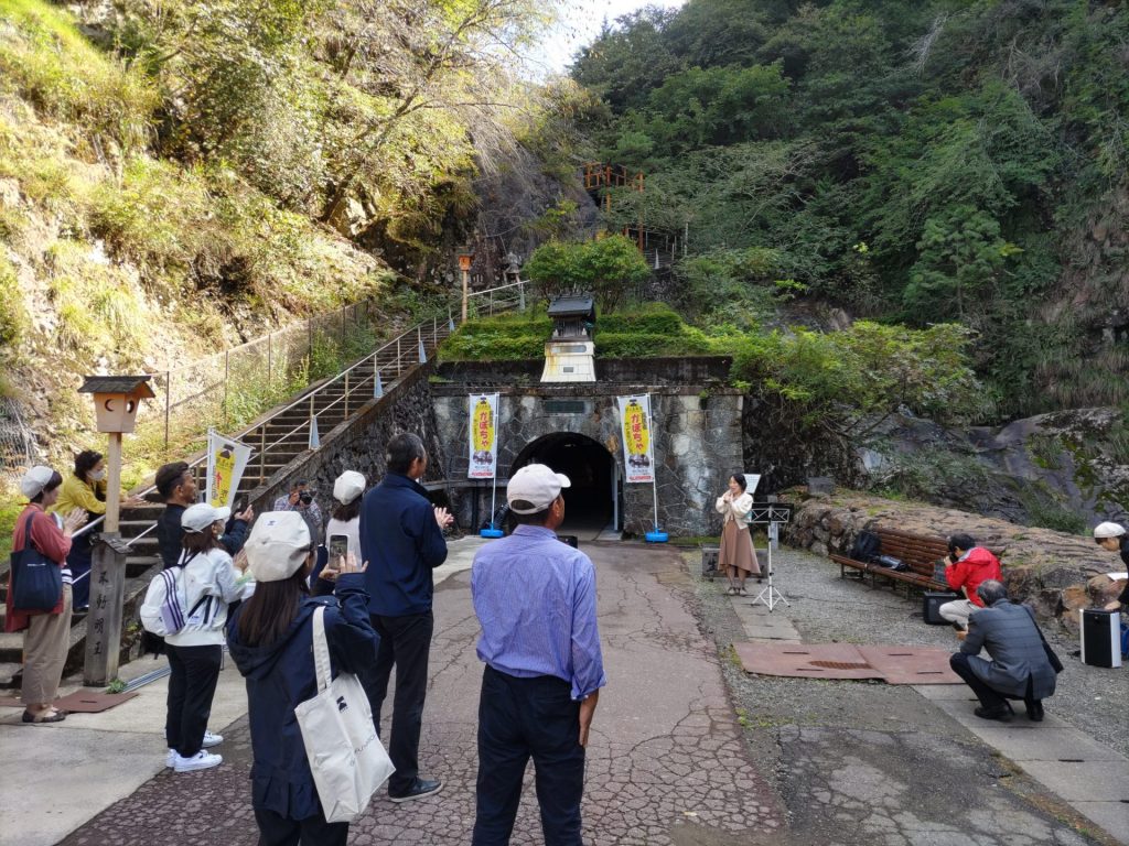 生野銀山で追熟期間を終え、蔵出しイベントで運び出される“銀馬車かぼちゃ”　提供：兵庫県中播磨県民センター