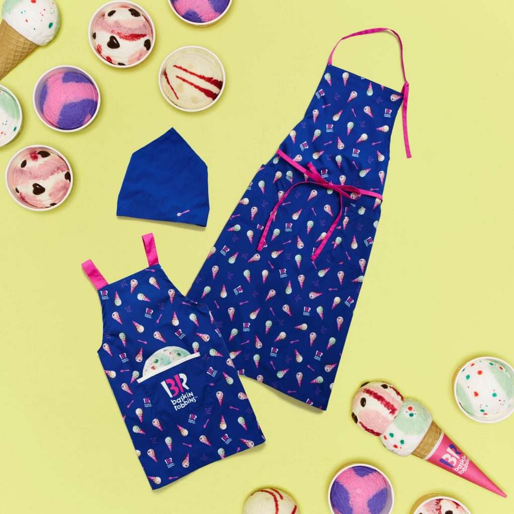 「キッズエプロン」（3960円　※一部店舗・公式オンラインストア限定販売）、「エプロン」（5500円）