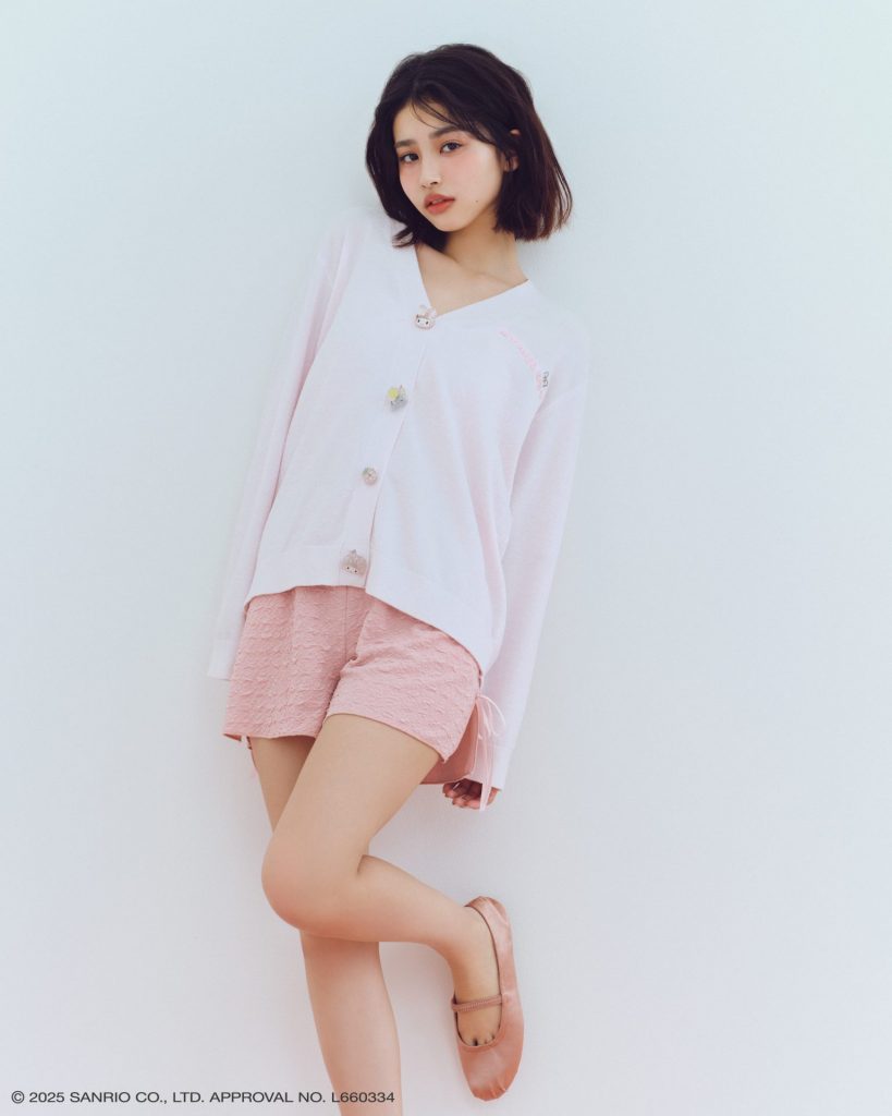 「ニットカーディガン」（9900円）(C) '25 SANRIO CO., LTD. APPR. NO. L660334