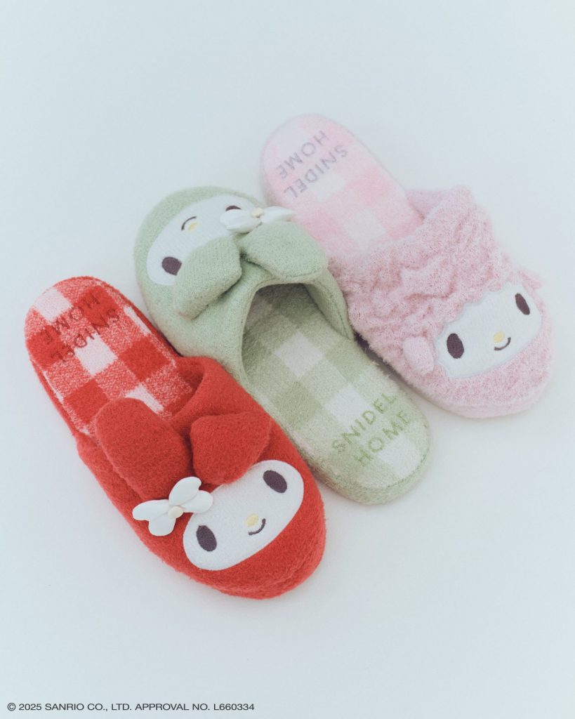 「ニットスリッパ」（5940円）(C) '25 SANRIO CO., LTD. APPR. NO. L660334