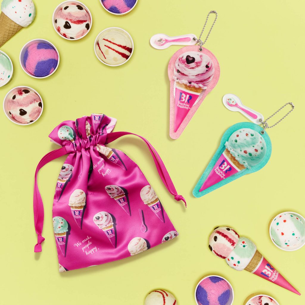 「リバーシブル巾着」（2860円）、「アクリルスライドミラー」 （各1320円）