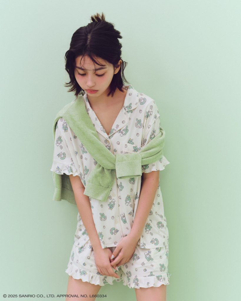 「総柄開襟シャツ」（8580円）(C) '25 SANRIO CO., LTD. APPR. NO. L660334