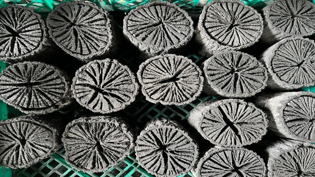 川西市の黒川地区は、お茶席で使う最高級の炭「菊炭」の産地（画像提供：阪神北県民局）