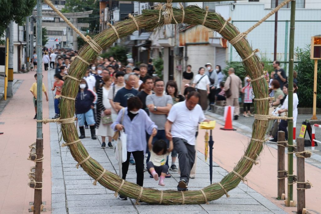 茅の輪をくぐる参拝者　提供：播磨国総社射楯兵主神社