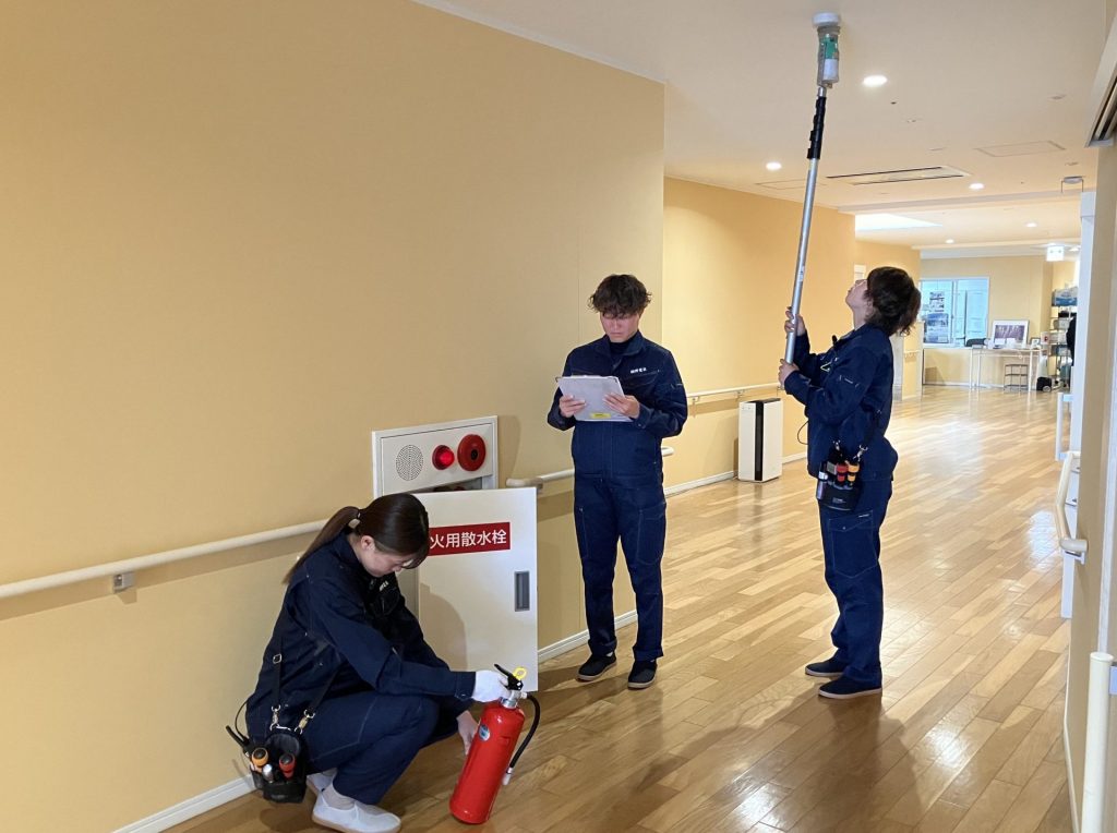 女性チームの点検の様子２　(提供：株式会社興電社)