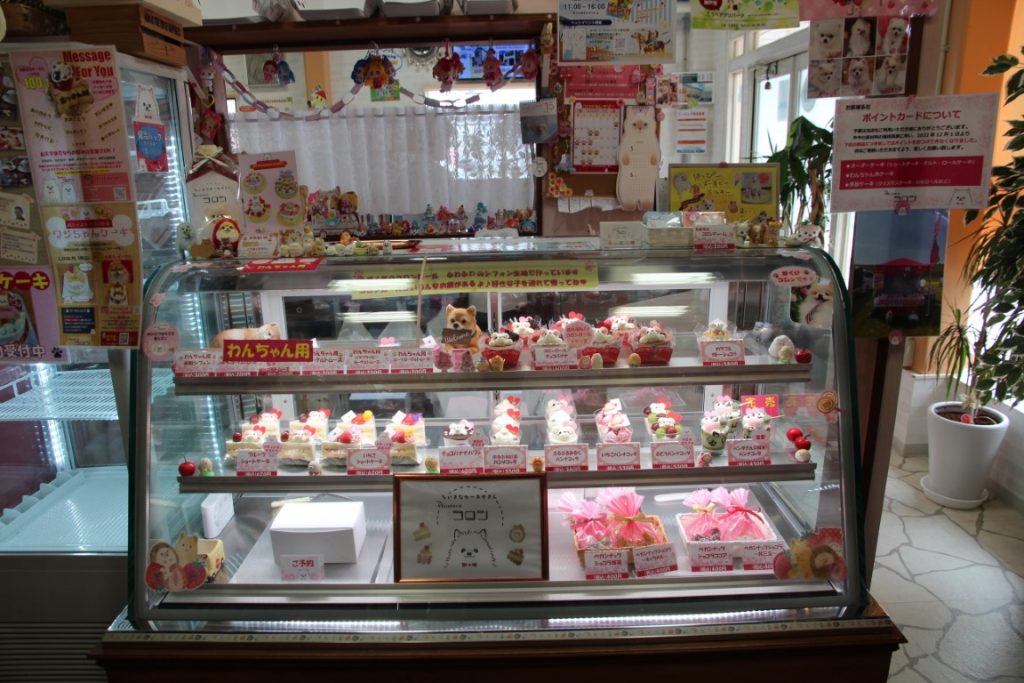 店内にはワンちゃんをあしらったケーキがたくさん並ぶ