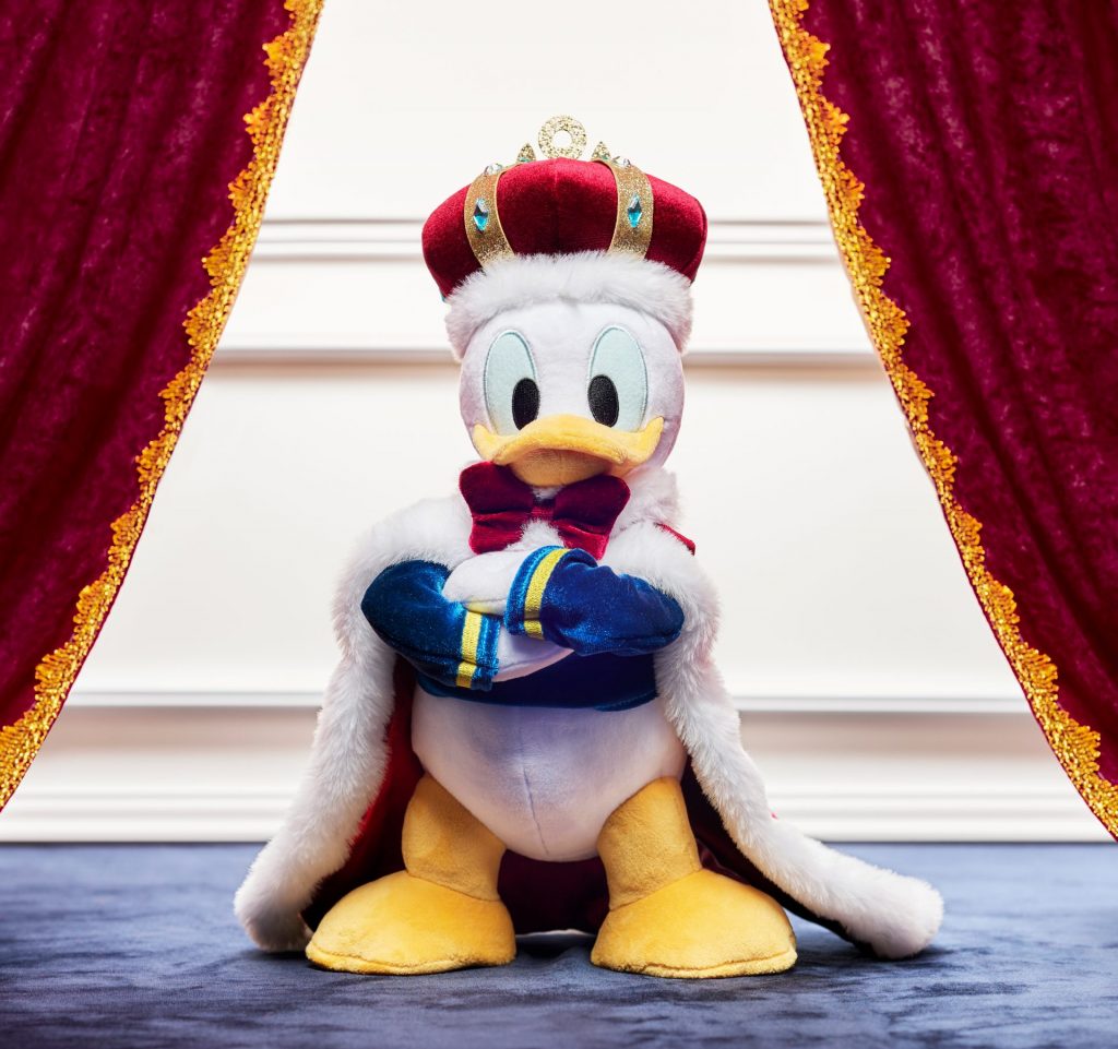 王様気分なドナルドのアートを使用した「DONALD THE KING BIRTHDAY」(C)Disney