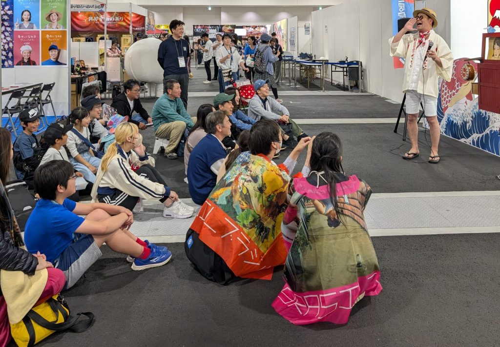 紙芝居を披露する岩橋さん