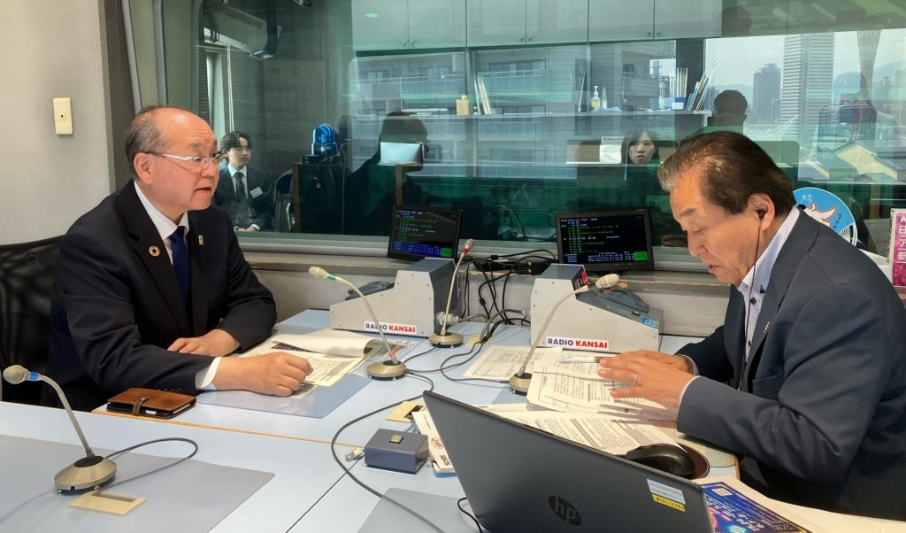 阪神北地域の魅力やひょうごフィールドパビリオンなどについて語る　阪神北県民局・小野山正県民局長〈左〉（ラジオ関西スタジオにて）