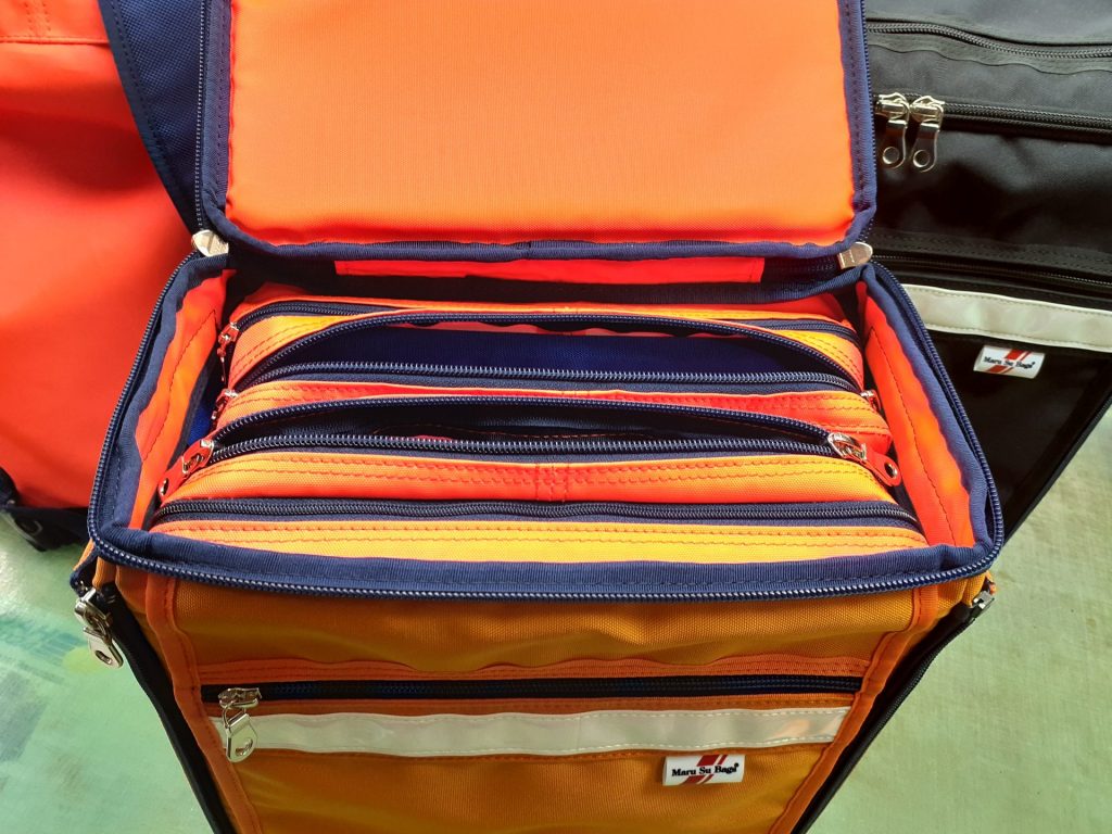 「LIFE BOX」のふたを開けたところ。ものを入れるところと浮力体が入っている床をがある。