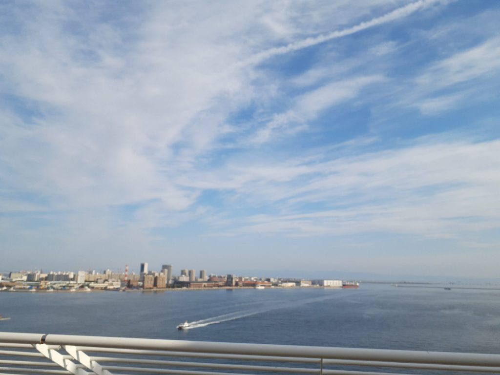 灯台があるホテル14階から見た神戸港