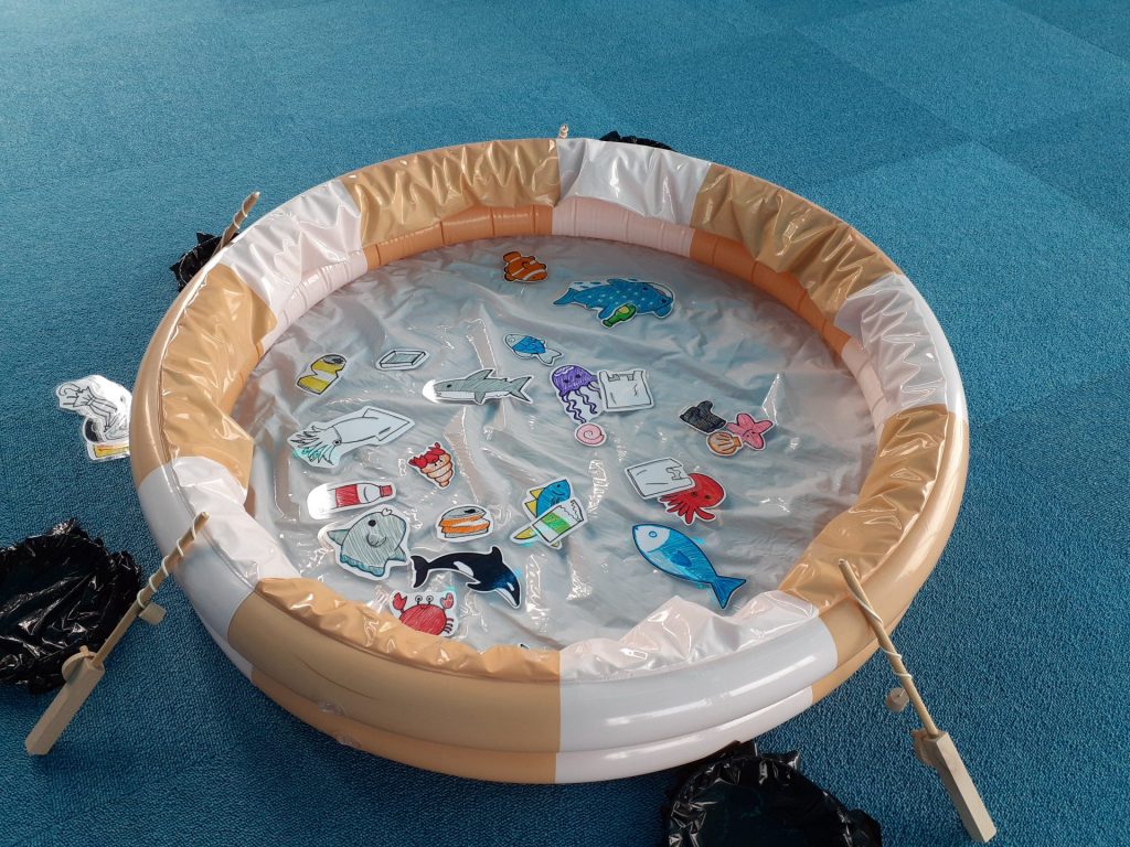 さかなとゴミ(イラスト)が入っている。うまくさかなを釣ることができるか?