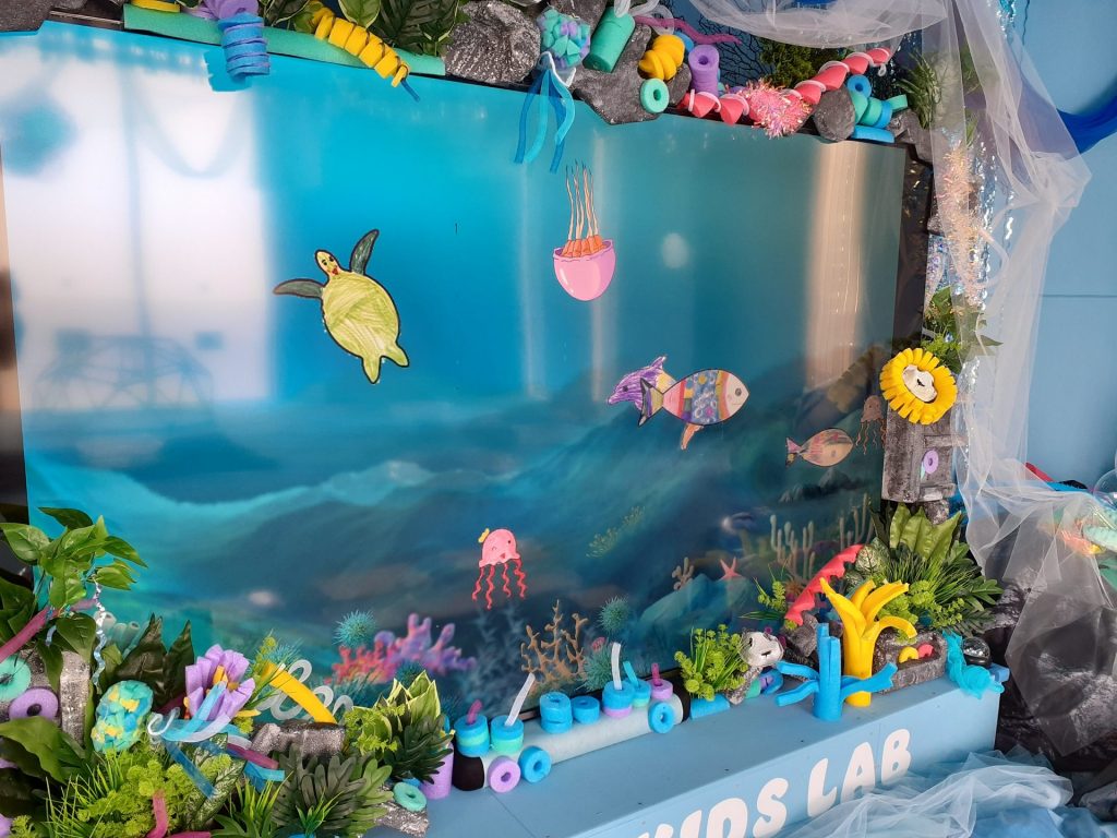 キャラクター「ラボ」が登場するモニター。子どもたちが描いた魚の絵も泳ぎます。