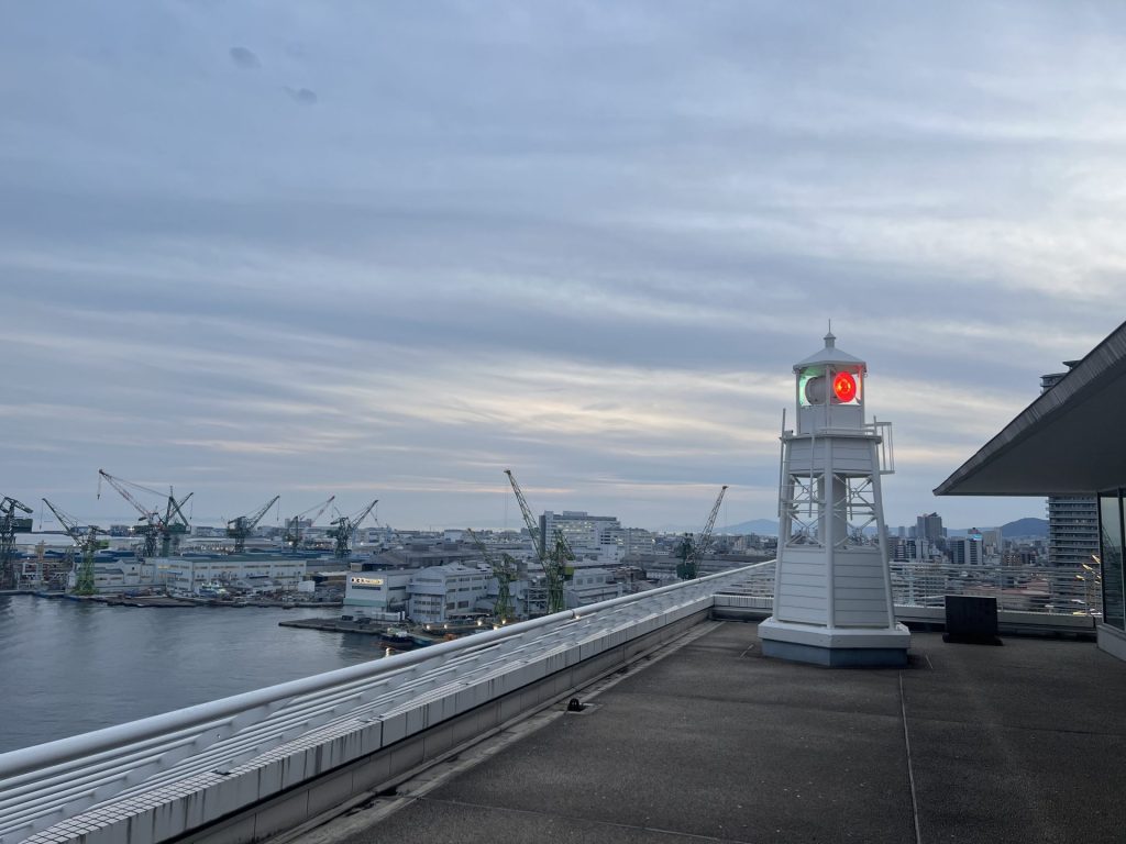 赤色と緑色の光を放つ灯台　画像提供：神戸メリケンパークオリエンタルホテル