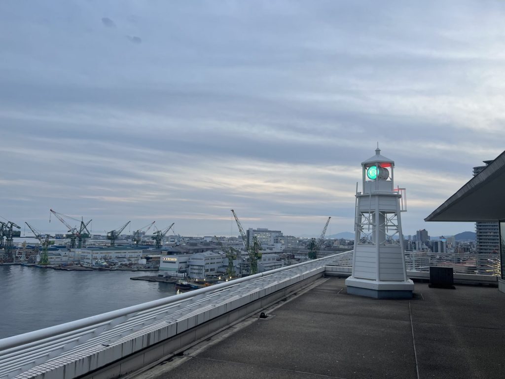 赤色と緑色の光を放つ灯台　画像提供：神戸メリケンパークオリエンタルホテル