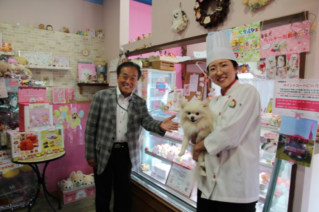 「ちいさなケーキやさん pâtisserie コロン」の山岡まりやさん（写真右）と看板犬のミルキー、ラジオ関西パーソナリティの三上公也氏