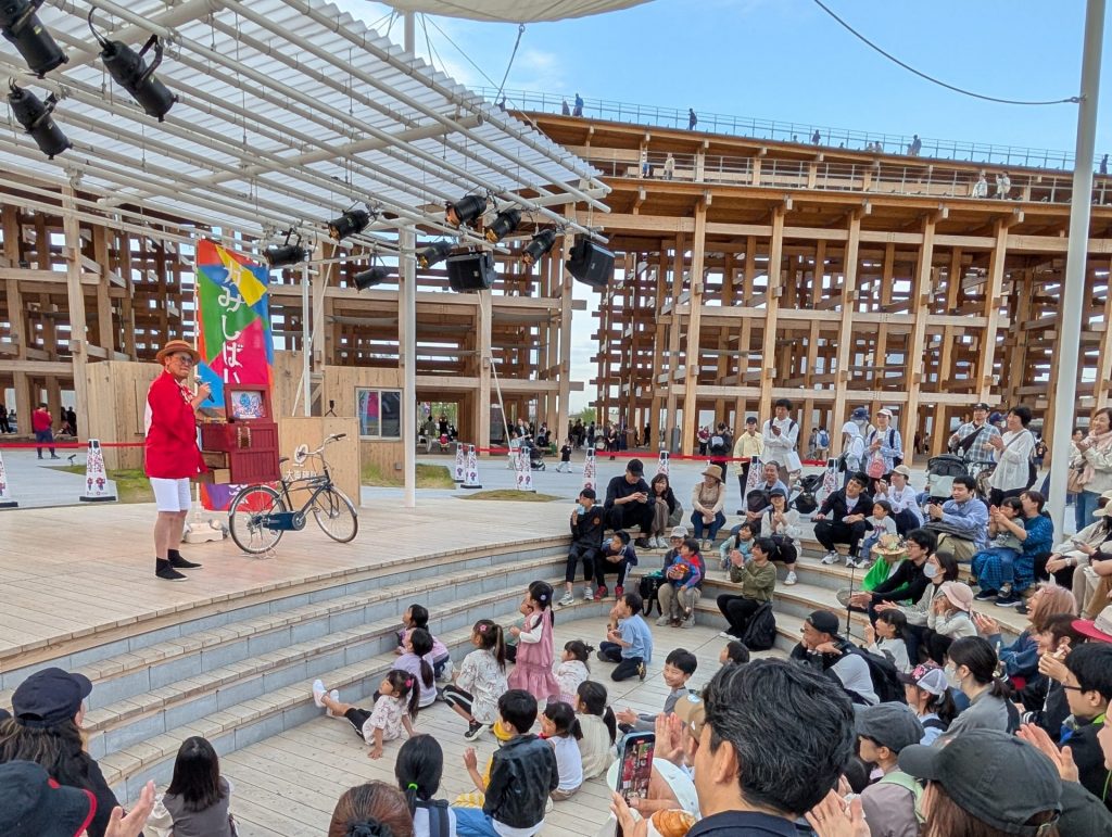 大阪・関西万博で紙芝居を披露する様子