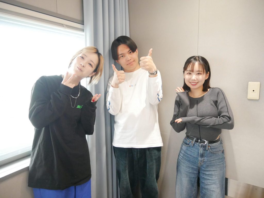 翠星チークダンス・木佐（中央）、はるかぜに告ぐのとんず（左）、一色といろ（右）