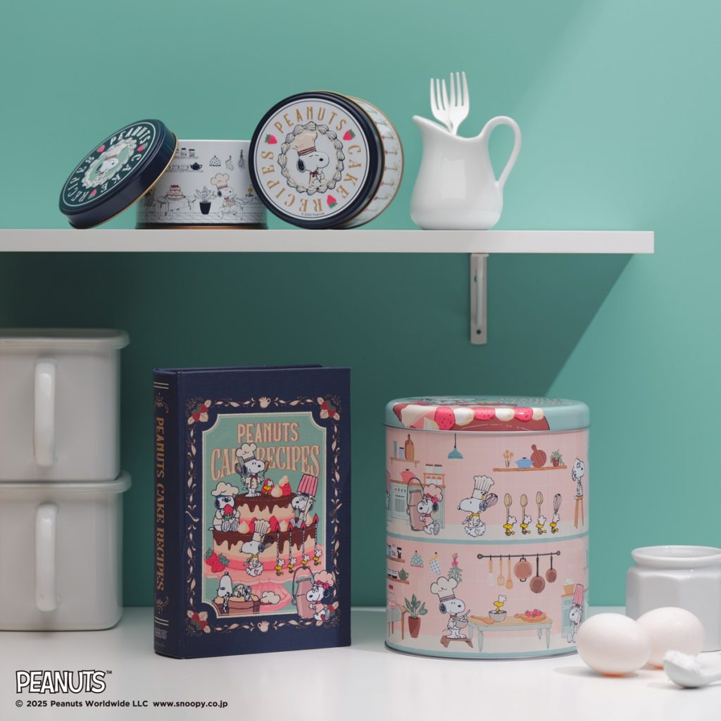 「クッキー缶」（ホワイト、ネイビー　各2160円）、「ブック型小物入れ」（2200円）、「キャニスター」 （1100円）(C) 2025 Peanuts