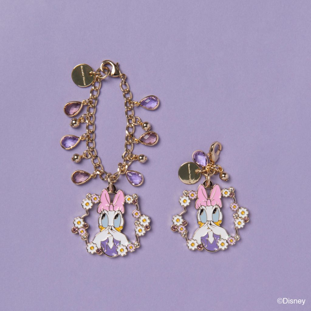 「デイジーダック」バッグチャーム（6050円）、ファスナーチャーム（4400円）