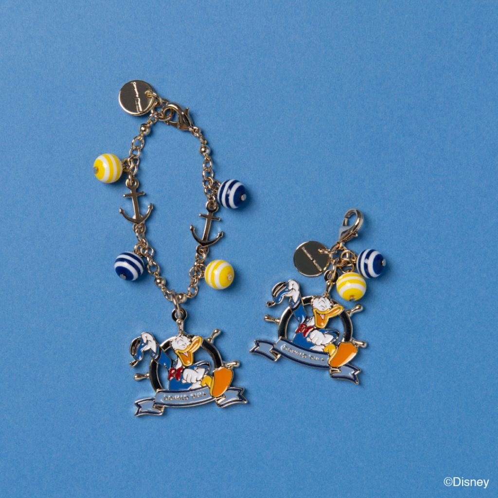 「ドナルドダック」バッグチャーム（6050円）、ファスナーチャーム（4400円）