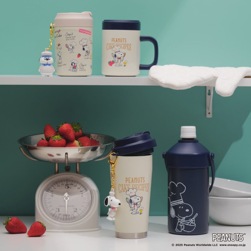 「マスコット付きタンブラー」（4400円）、「タンブラー」 （3300円）、「マスコット付きボトル」（4400円）、「ペットボトルホルダー」（3300円）(C) 2025 Peanuts