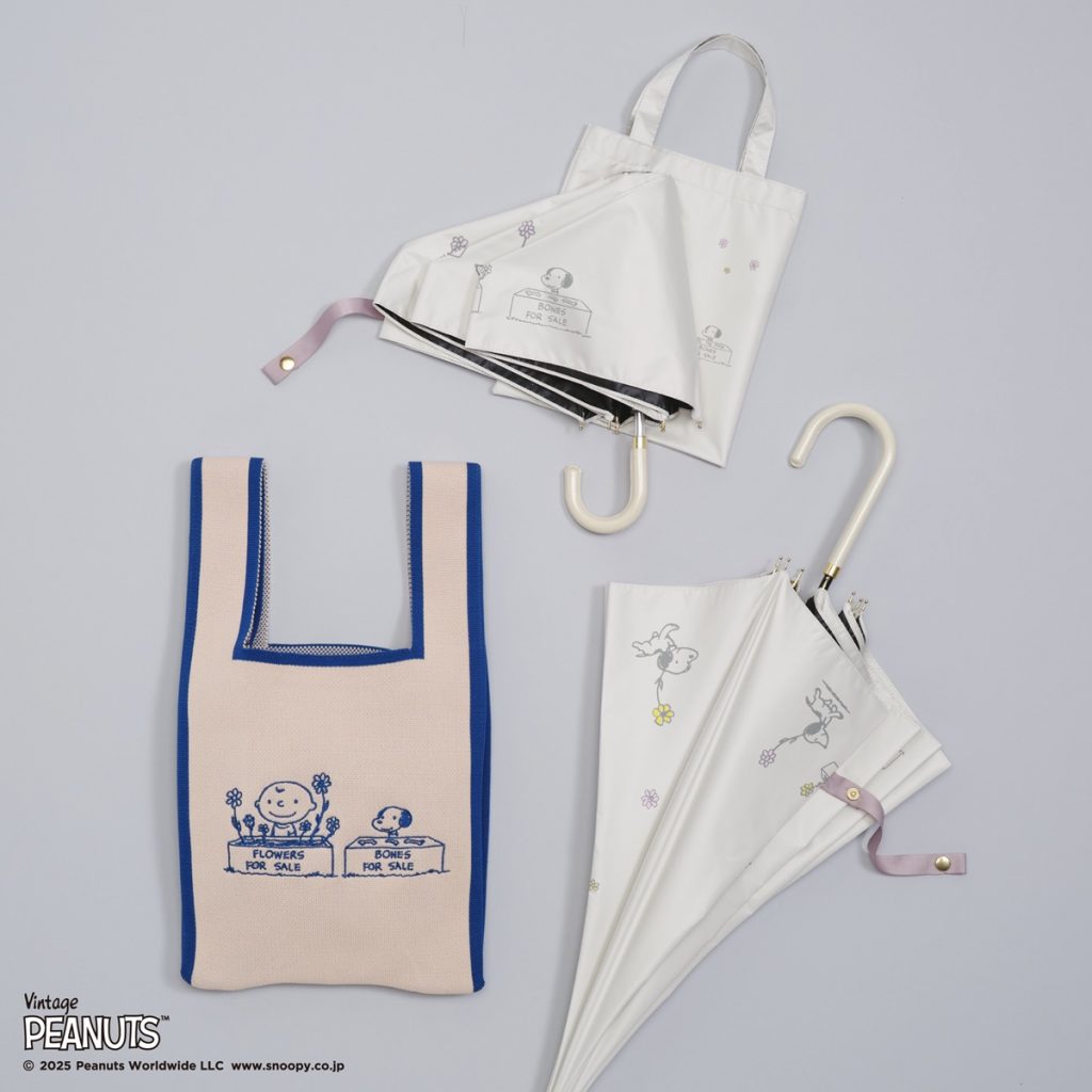 「折傘」（4400円）、「ニットバッグ」（2750円）、「長傘」（4400円）(C) 2025 Peanuts
