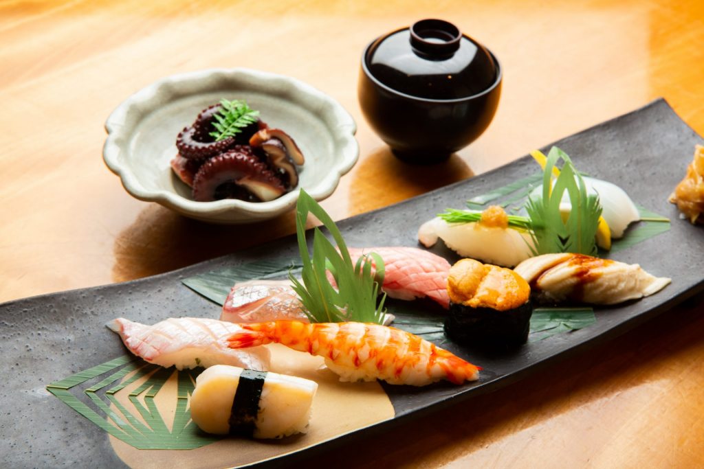 右：その後味わうことのできる新鮮な鮨　提供：一般社団法人明石観光協会