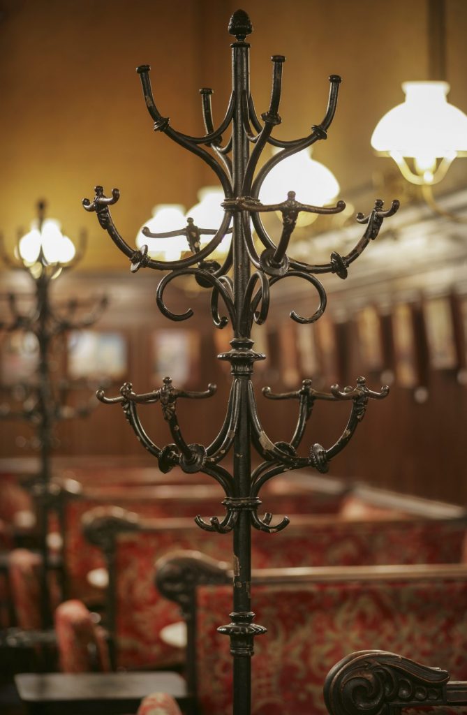 伝統カフェあるあるのコート掛け　Austria Tourism / Harald Eisenberger