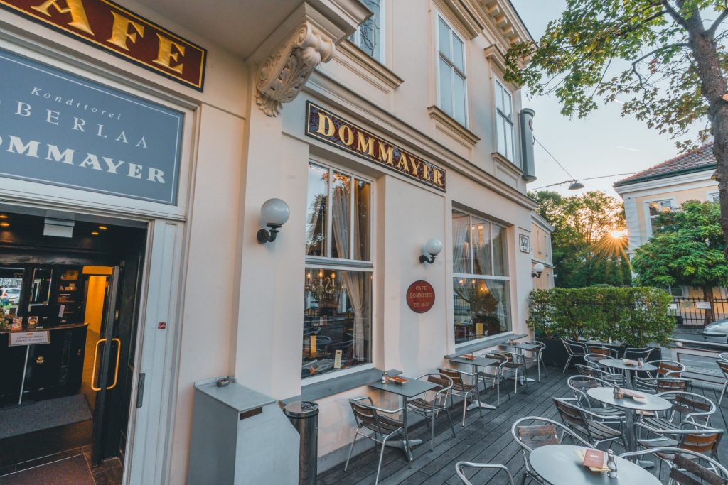 伝統カフェの外観（『男はつらいよ寅次郎心の旅路』のロケ地) Austria Tourism / Christian Kremser