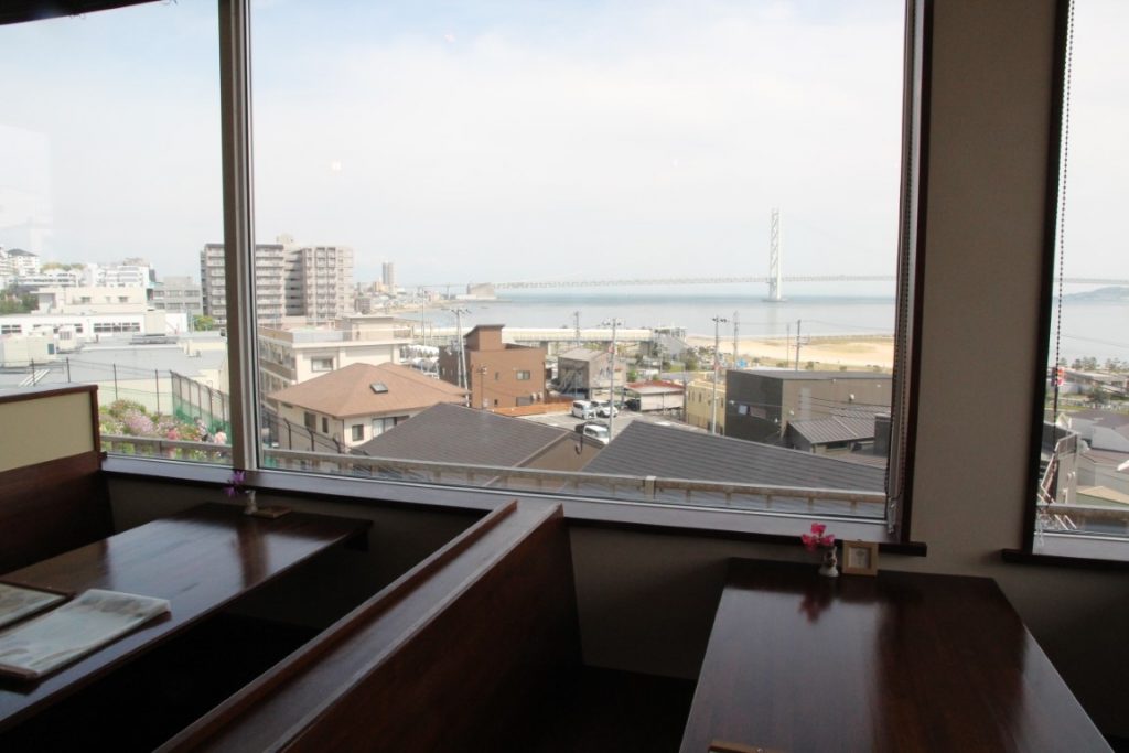 店内から明石海峡大橋が見える