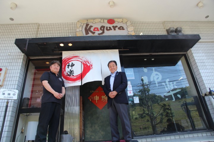 ステーキハウス神楽・代表取締役の山口直樹さん（写真左）とラジオ関西パーソナリティの三上公也氏