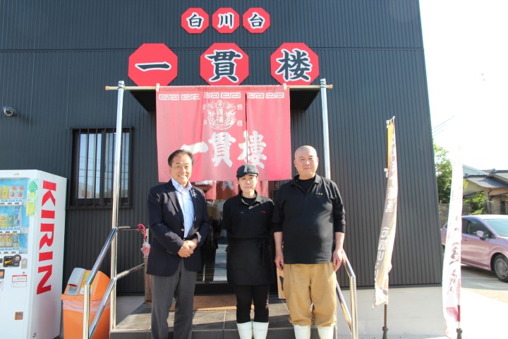 「白川台一貫楼」（三木市）の店長・宮下正雄さん（写真右）と奥さん（写真中央）、ラジオ関西パーソナリティの三上公也氏