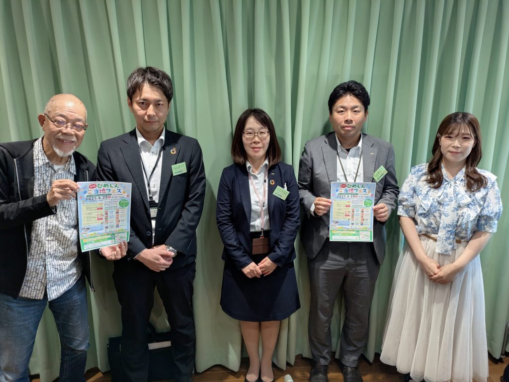 中央左：西・北支店グループ長の宮崎雄次さん　中央：事業支援部の高松智子さん　中央右：事業支援部の谷口雄祐さん　左端：パーソナリティの谷五郎　右端：アシスタントの洲崎春花