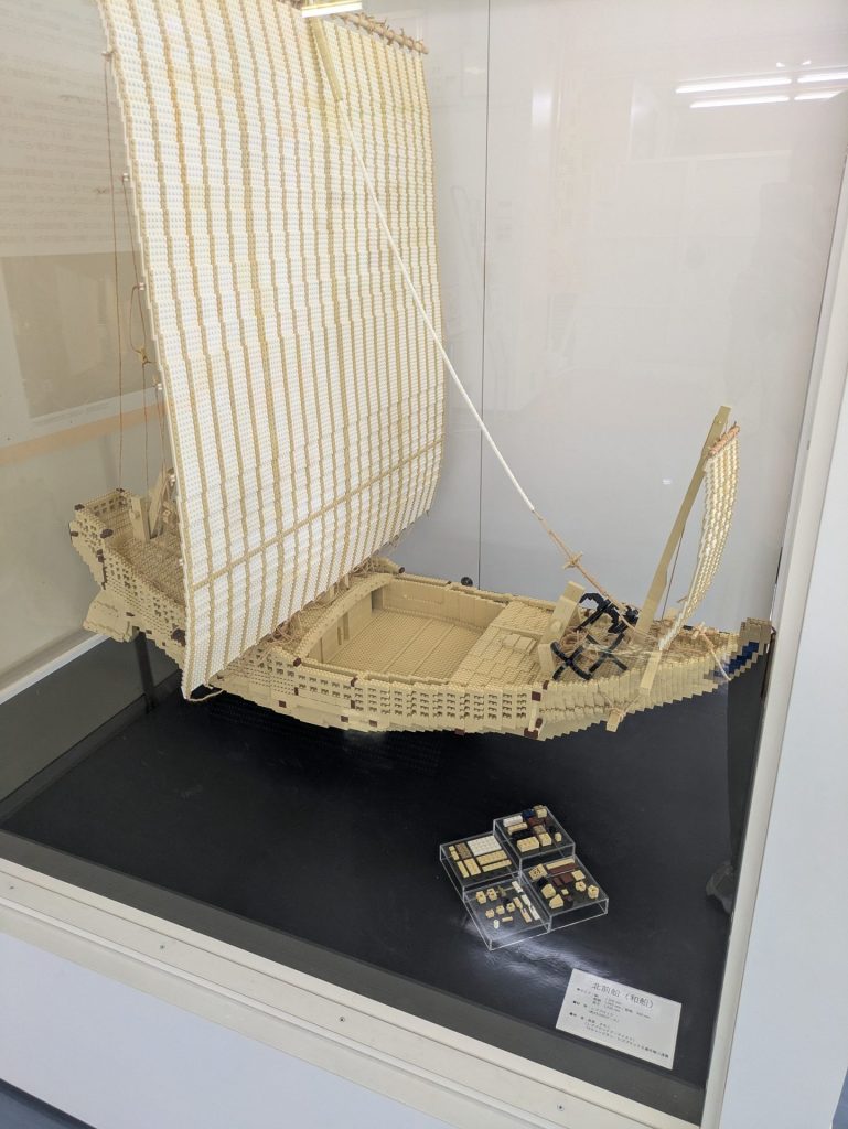 右：北前船を再現したレゴブロック