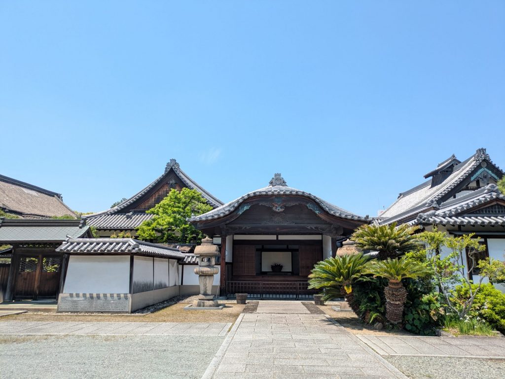 左：亀山本徳寺