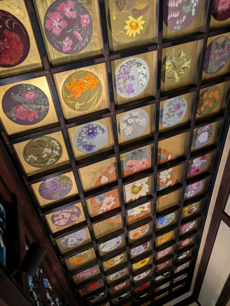 右：大広間天井の花曼荼羅