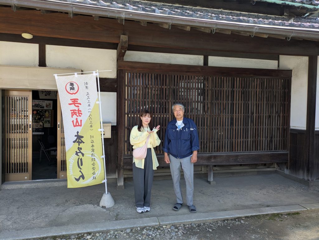 右：川石本家酒類合資会社の前で、代表の川石酒造治さんと記念撮影