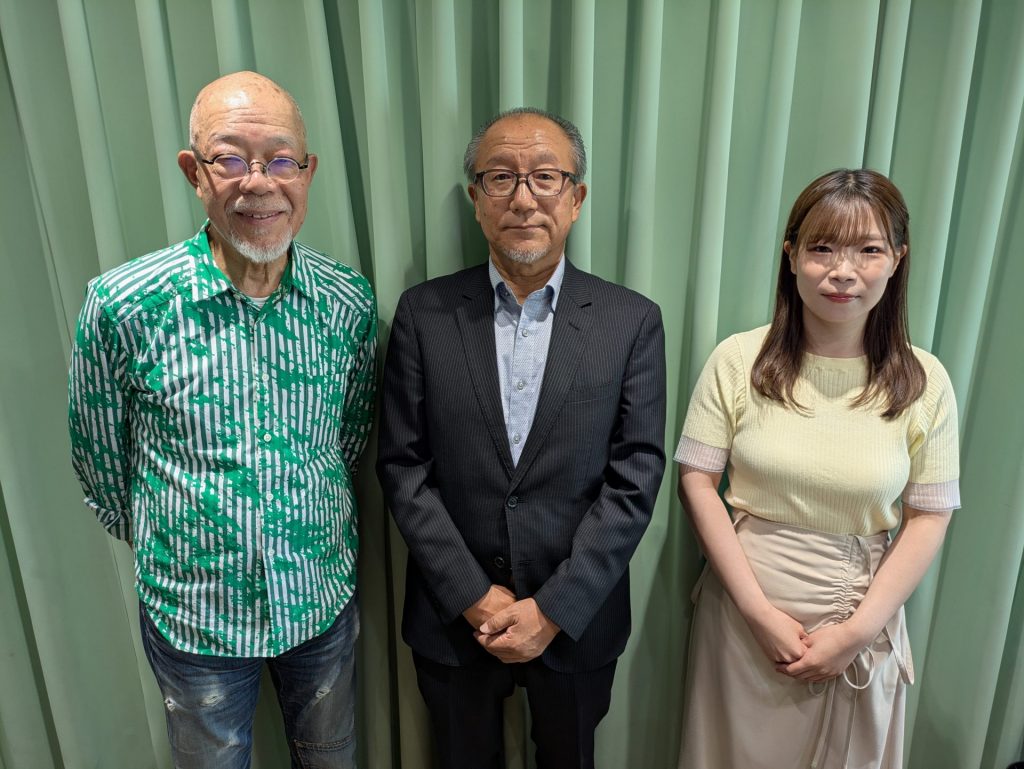 写真中央：株式会社サンテェム代表取締役・黒田俊行さん　左：パーソナリティの谷五郎　右：アシスタントの洲崎春花