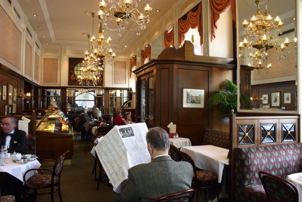 典型的な伝統カフェのひとコマ　Klub der Wiener Kaffeehausbesitzer