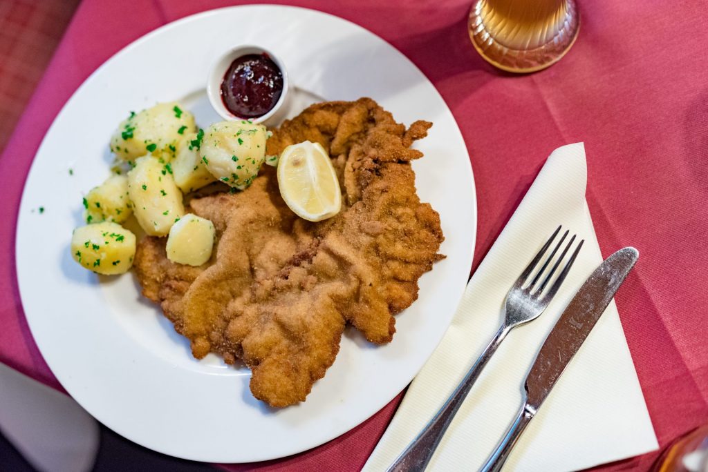 カフェで食べられる料理の一例「ウィーナーシュニッツェル（仔牛肉のカツレツ）」　Austria Tourism / Crane