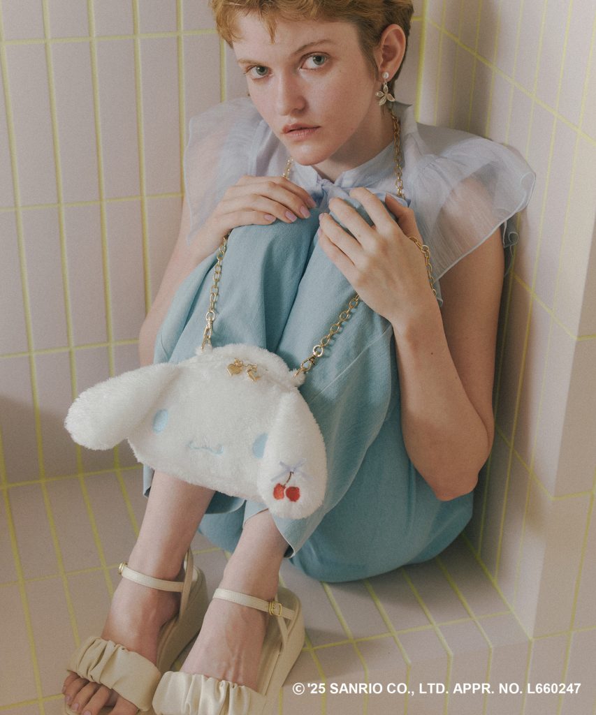 VIS【シナモロール】VIS別注フェイスポーチ（4939円）