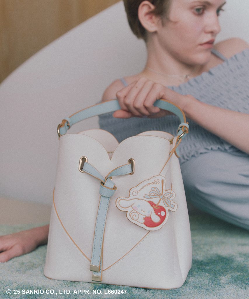 VIS【シナモロール】VIS別注ハートカットバッグ（ミディアム　カラー：ホワイト・サックス　各7909円）